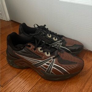 Men's Brown and Black Athletic Shoes